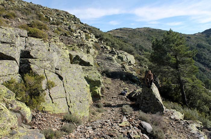 Parte más rocosa y con menos vegetación del sendero de la Portilla Bejarana