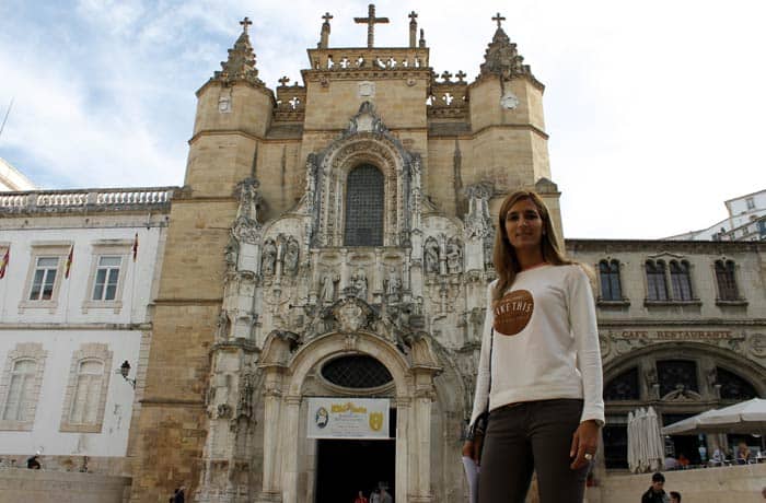 Estefanía ante la fachada del Monasterio de Santa Cruz qué ver en Coímbra
