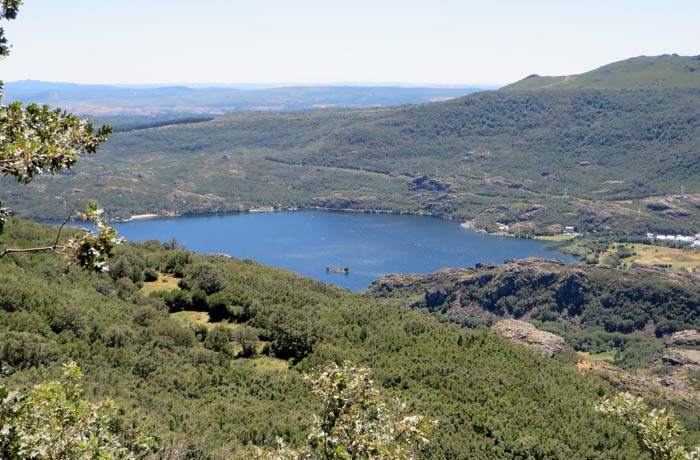 Primera vista del Lago de Sanabria en el descenso hacia la carretera de San Martín de Castañeda cañón del Tera