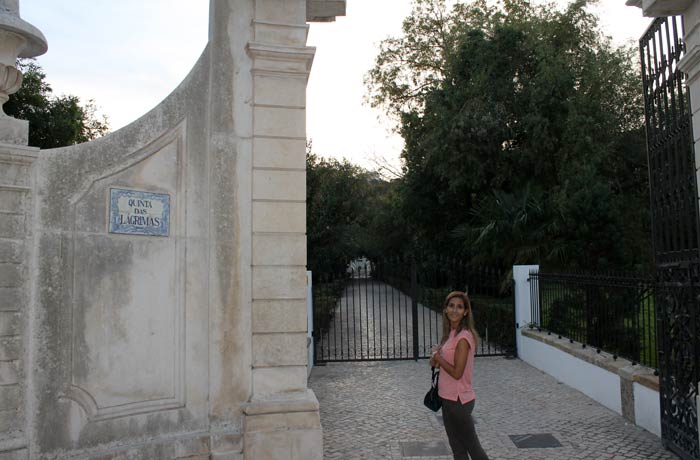 Estefanía ante la puerta de acceso a la Quinta das Lágrimas qué ver en Coímbra
