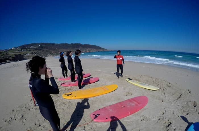 Andrés Queijo, dando instrucciones durante la clase surfear en Galicia