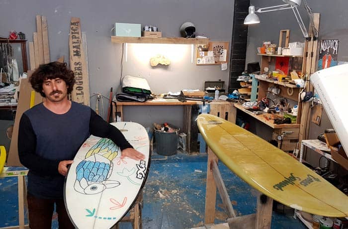 Toni Varela en su taller de Cormoran Surfboards surfear en Galicia
