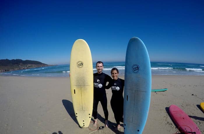 Posando con las tablas antes de empezar el curso surfear en Galicia