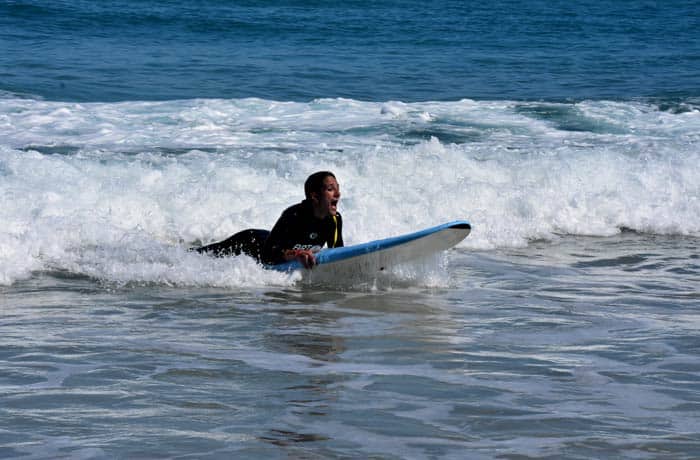 Estefanía, surfeando el segundo día surfear en Galicia