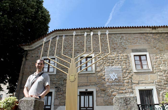 Pablo ante el menorah del Centro de Formación Judaica de Belmonte Portugal