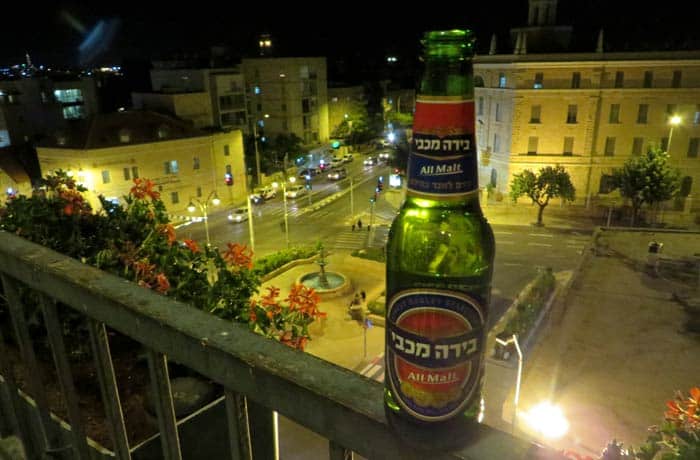Cerveza israelí en la terraza del hotel Prima Kings de Jerusalén Israel por libre