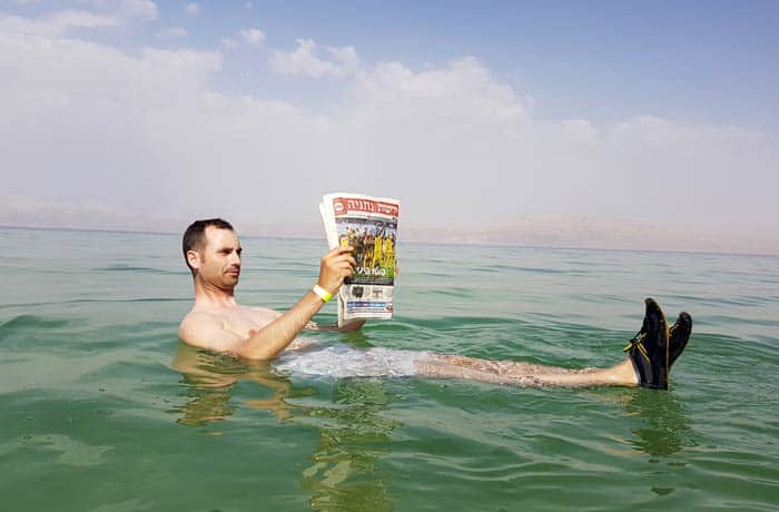 Flotando en el mar Muerto Israel por libre