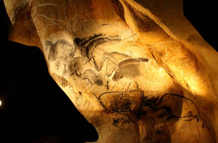 Recreación de pinturas rupestres en el Parque de la Prehistoria de Teverga