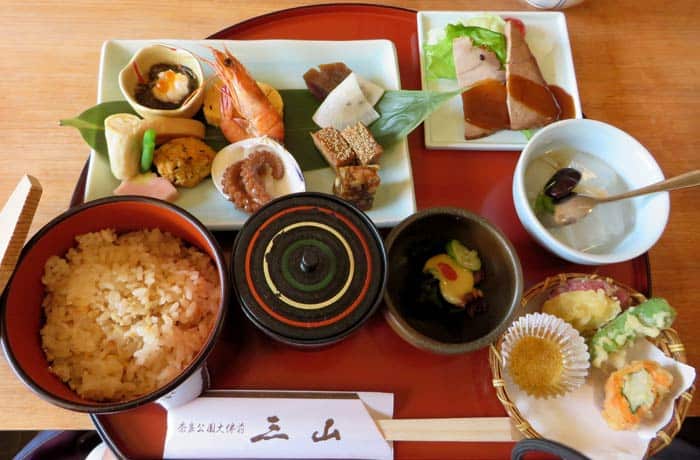 Una variada bandeja de comida japonesa razones para contratar un seguro de viaje