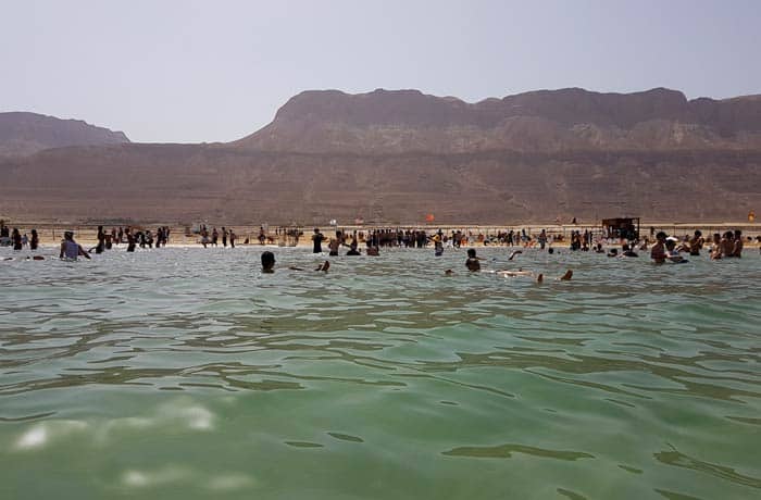 Vista desde dentro del mar Muerto en Israel