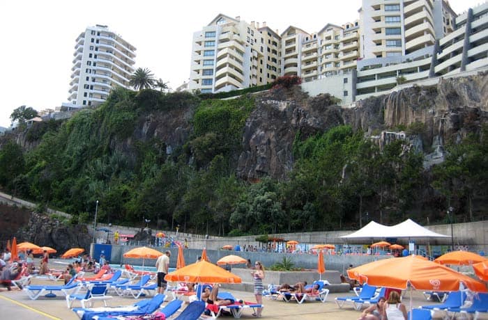 Zona de hamacas de las piscinas de Ponta Gorda playas de Madeira