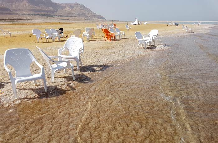 Acumulación de sal en la orilla del mar Muerto en Israel