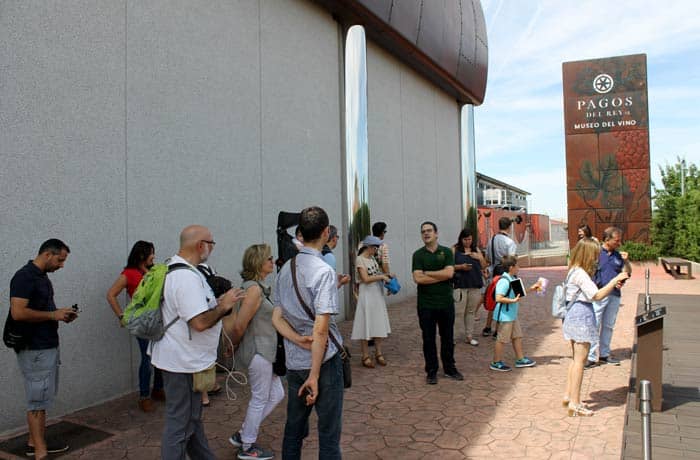 Atendiendo a las explicaciones de Rodrigo Burgos durante la visita al Museo del Vino con los compañeros de Castilla y León Travel Bloggers