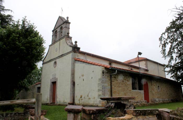 Iglesia de San Antonio de Pedroveya ruta de las Xanas