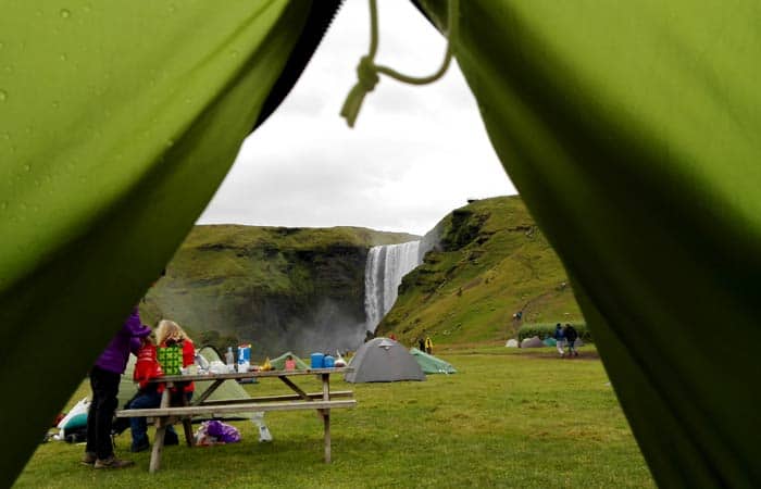 Cascada de Skógafoss desde la tienda de campaña Islandia por libre