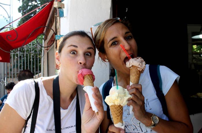Estefanía junto a Nadia del blog Travel Rocks devorando un helado de Sa Fabrica en Sóller
