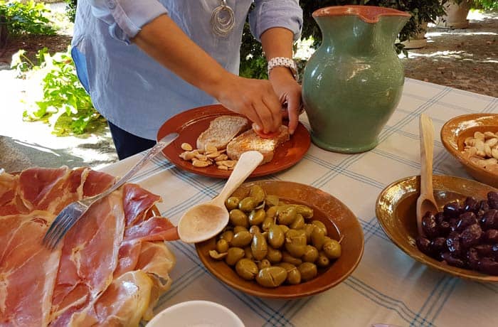 Preparando el 'pa amb oli' qué hacer en Mallorca en invierno