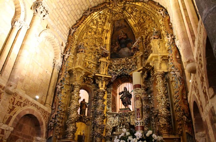 Altar de la basílica de San Vicente Ávila en un día