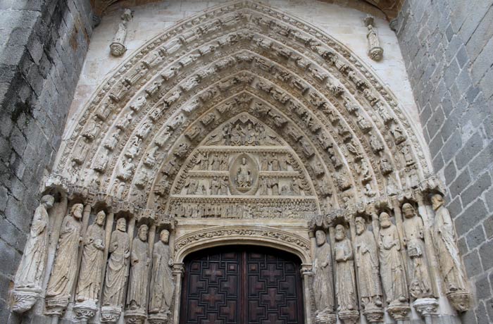 Pórtico de la Catedral de Ávila en un día