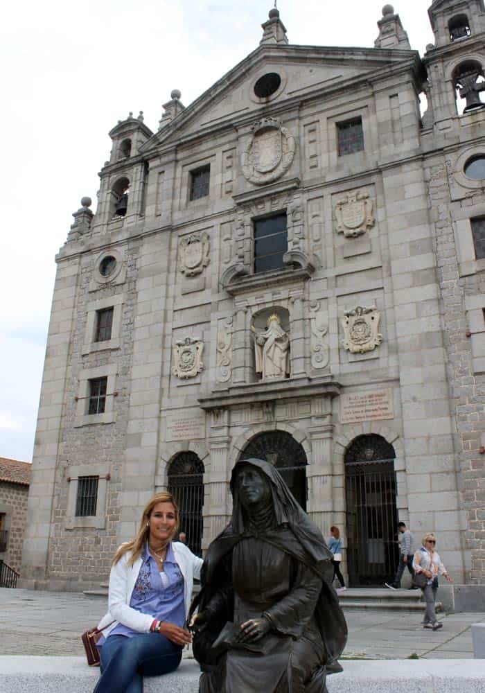 Iglesia y convento de Santa Teresa y su escultura Ávila en un día