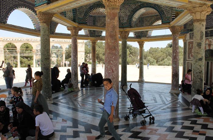 Un niño musulmán jugando en la Explanada de las Mezquitas qué ver en Jerusalén