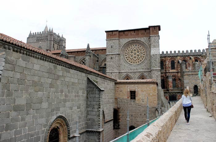 Recorrido por la Muralla en el entorno de la Catedral Ávila en un día