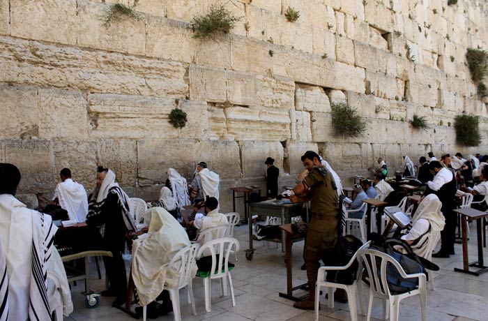 Judíos en el Muro de las Lamentaciones qué ver en Jerusalén