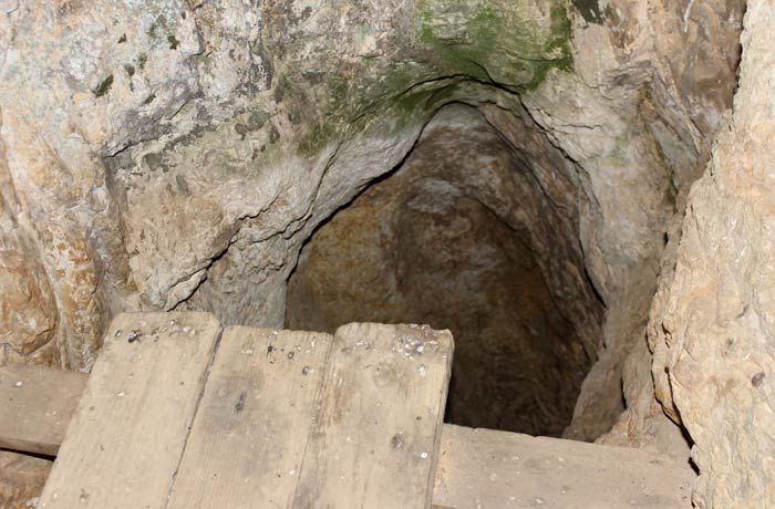 Plataforma de madera que hay en el interior de la Cueva de la Mora