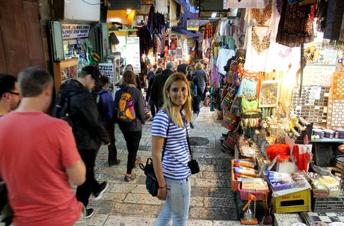 Estefanía en una de las calles de la ciudad vieja qué ver en Jerusalén