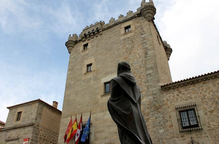 Torreón de los Guzmanes y escultura de San Juan de la Cruz Ávila en un día