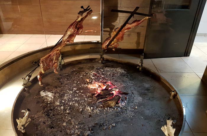 Asando cordero en el restaurante La Tablita de El Calafate Argentina por libre
