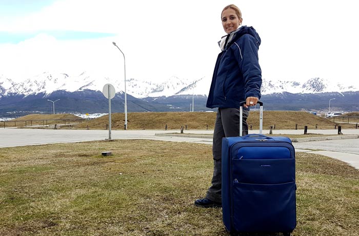 Maleta Gabol junto al aeropuerto de Ushuaia Argentina por libre