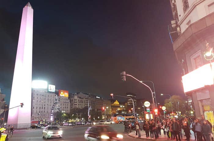 El Obelisco de la avenida 9 de Julio de Buenos Aires, por la noche Argentina por libre