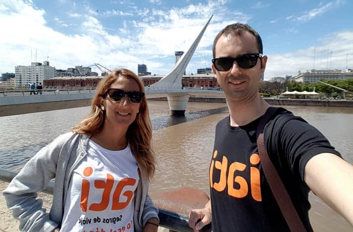 Con las camisetas de Iati ante el puente de Calatrava en Puerto Madero Argentina por libre