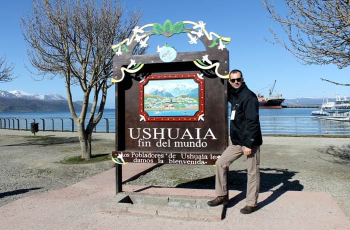 Ante el cartel del fin del mundo en Ushuai Argentina por librea