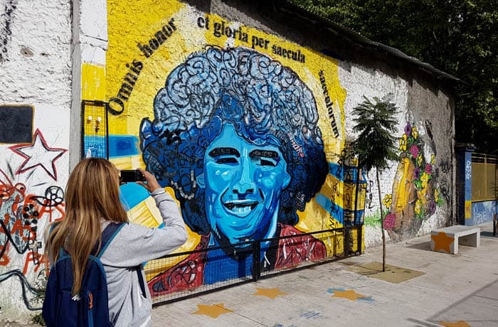 Grafiti de Maradona en la calle Garibaldi visitar La Boca