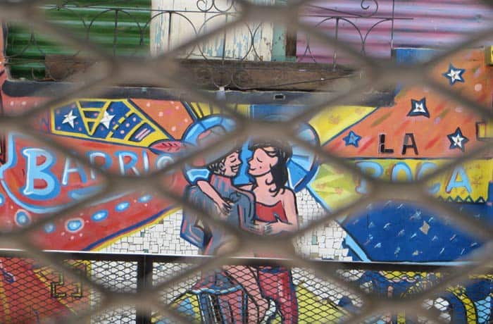 Uno de los grafitis de la calle Garibaldi visitar La Boca