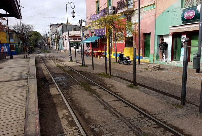 Vías del tren en la calle Garibaldi visitar La Boca