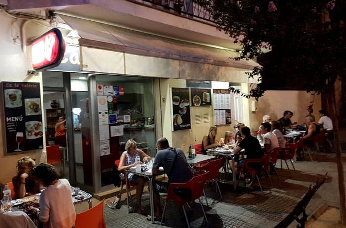 Terraza del restaurante Ca La Valeria comer en Rosas