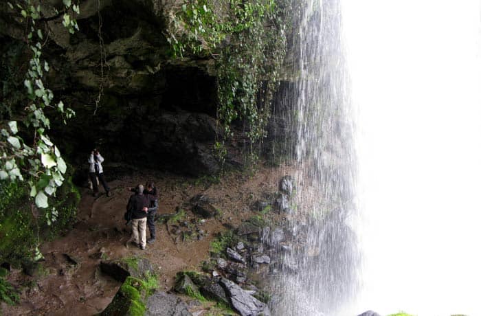 Visitantes en la cueva del Pozo Airón