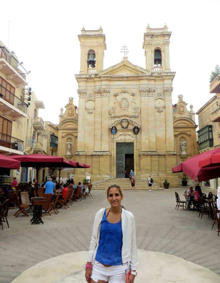Estefanía ante la Basílica de San Jorge que ver en Gozo