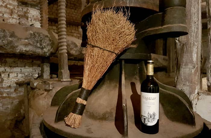 Lagar en Zazuar con la escoba típica y el vino de la tierra, Vegazar Ribera del Duero Burgalesa
