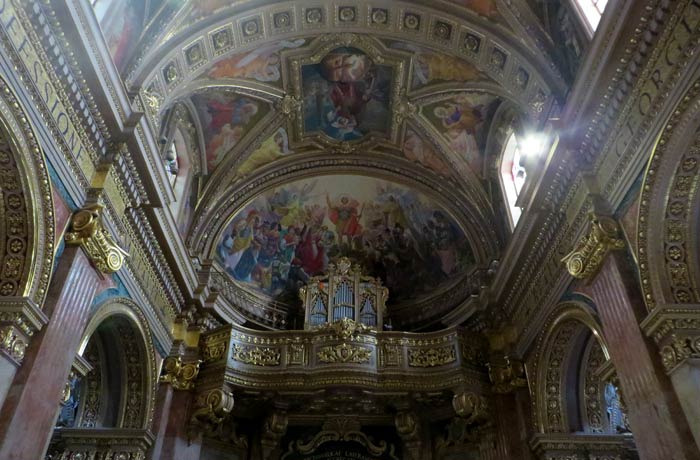 Órgano y obras de arte en el techo de la Basílica de San Jorge que ver en Gozo