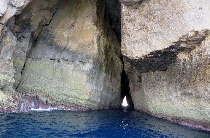 Algunas de las grutas que se ven durante el paseo en barca que ver en Gozo