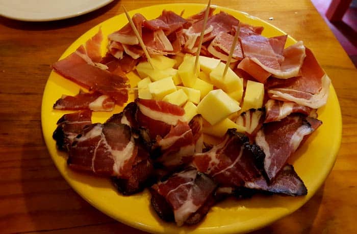 Tapa con jamón, queso y salpicón comer en Amarante