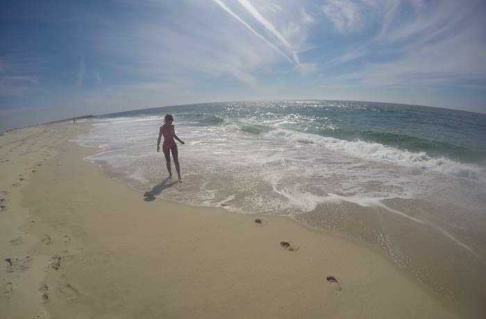 Estefanía, caminando por la orilla de la playa de Costa Nova