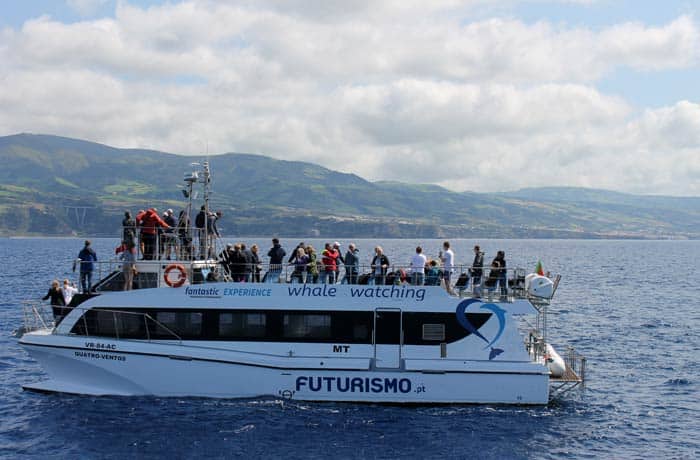 Barco de avistamiento de cetáceos de Futurismo viajar a las Azores por libre
