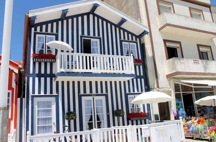 Casa con rayas azules y blancas en Costa Nova