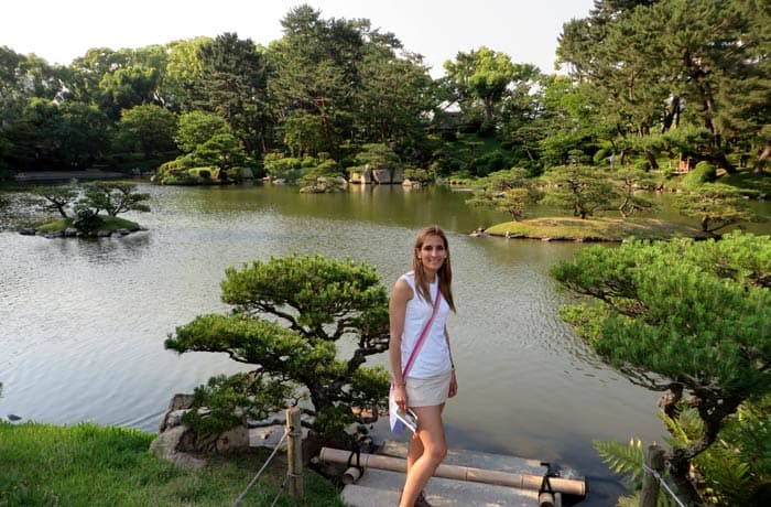 Ante uno de los lagos del Jardín Shukkeien que ver en Hiroshima