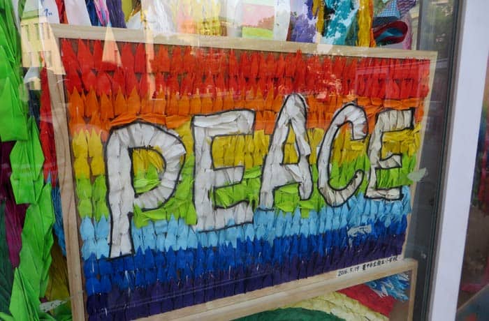 Mensaje de paz con grullas de papel que ver en Hiroshima